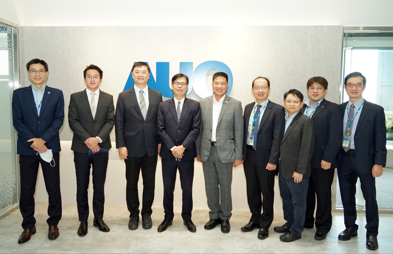 金百利光電前進亞灣成立「AUO解決方案研發中心」，作為多元場域解決方案研發及試驗場域（圖中左為高雄市長陳其邁、圖中右為金百利光電董事長彭双浪）